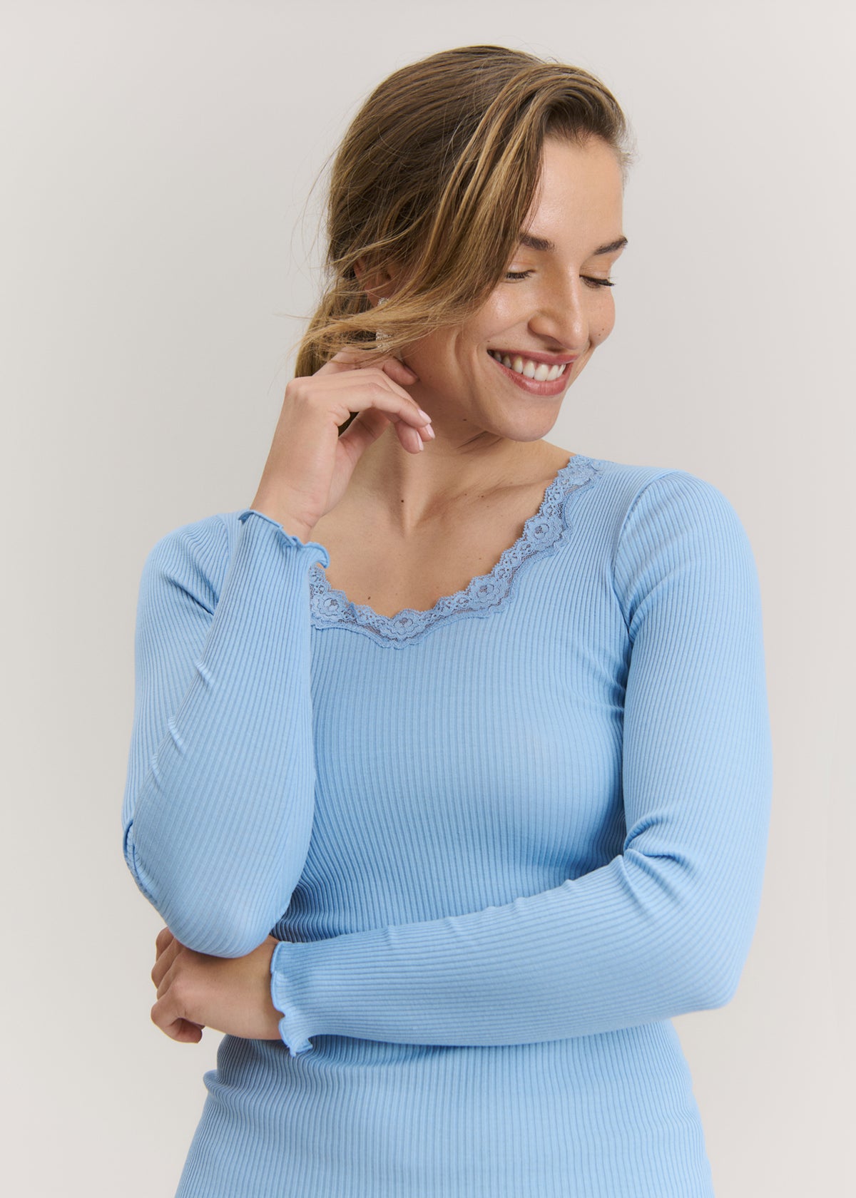 RWBabette silke-T-shirt med lang erme, U-hals og blonder