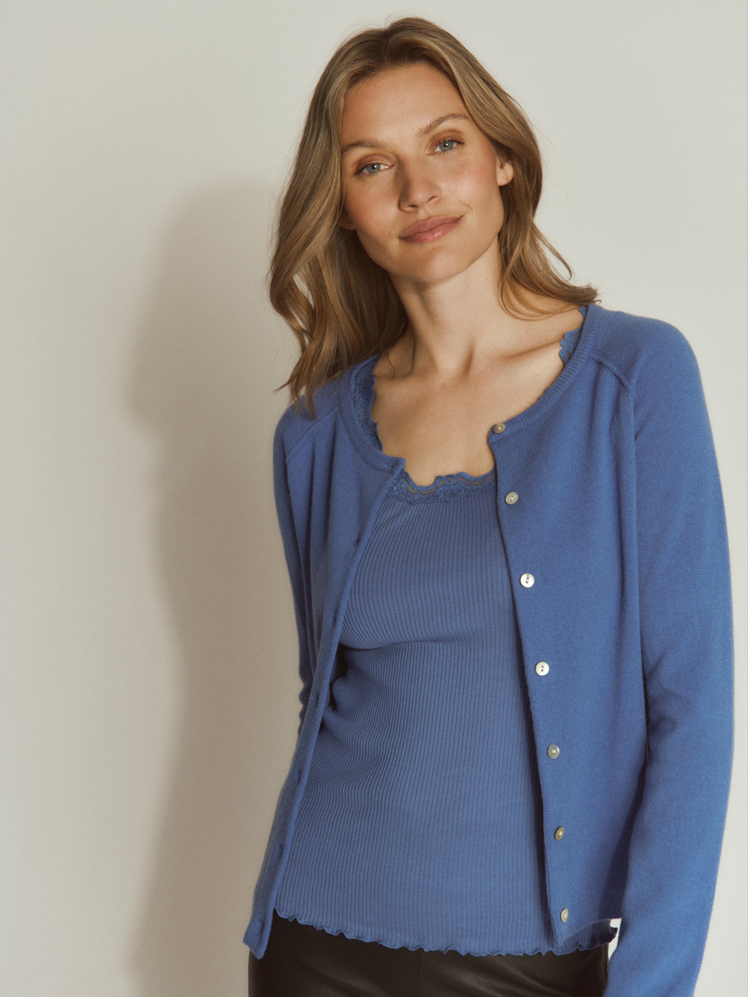 RWLaica kasjmier vest met lange mouwen, ronde hals en raglanmouwen