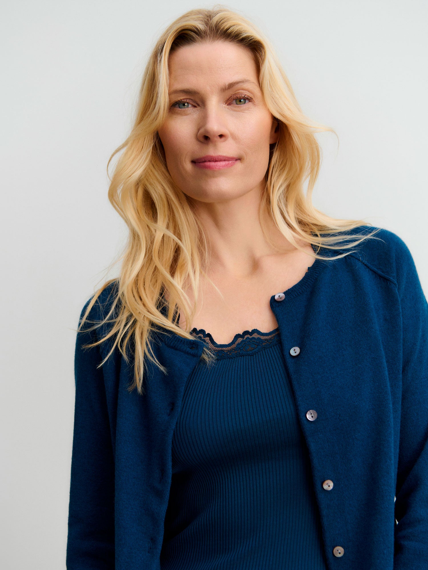 RWLaica kasjmier vest met lange mouwen, ronde hals en raglanmouwen