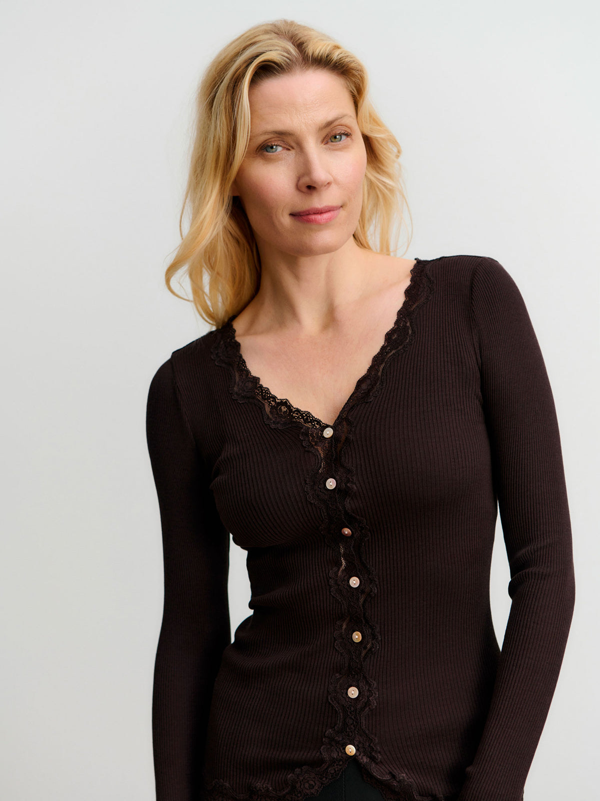 RWBabette silke-cardigan med lang erme, V-hals og blonder