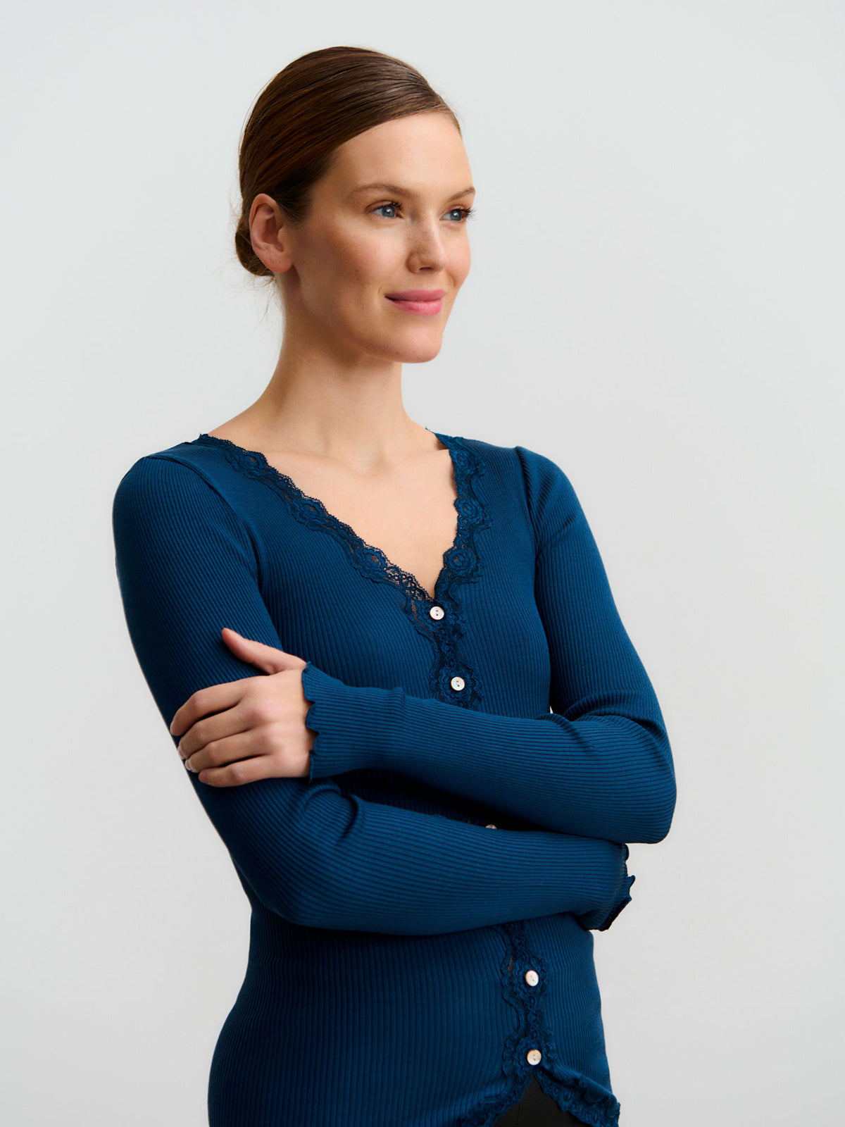 RWBabette silke-cardigan med lang erme, V-hals og blonder