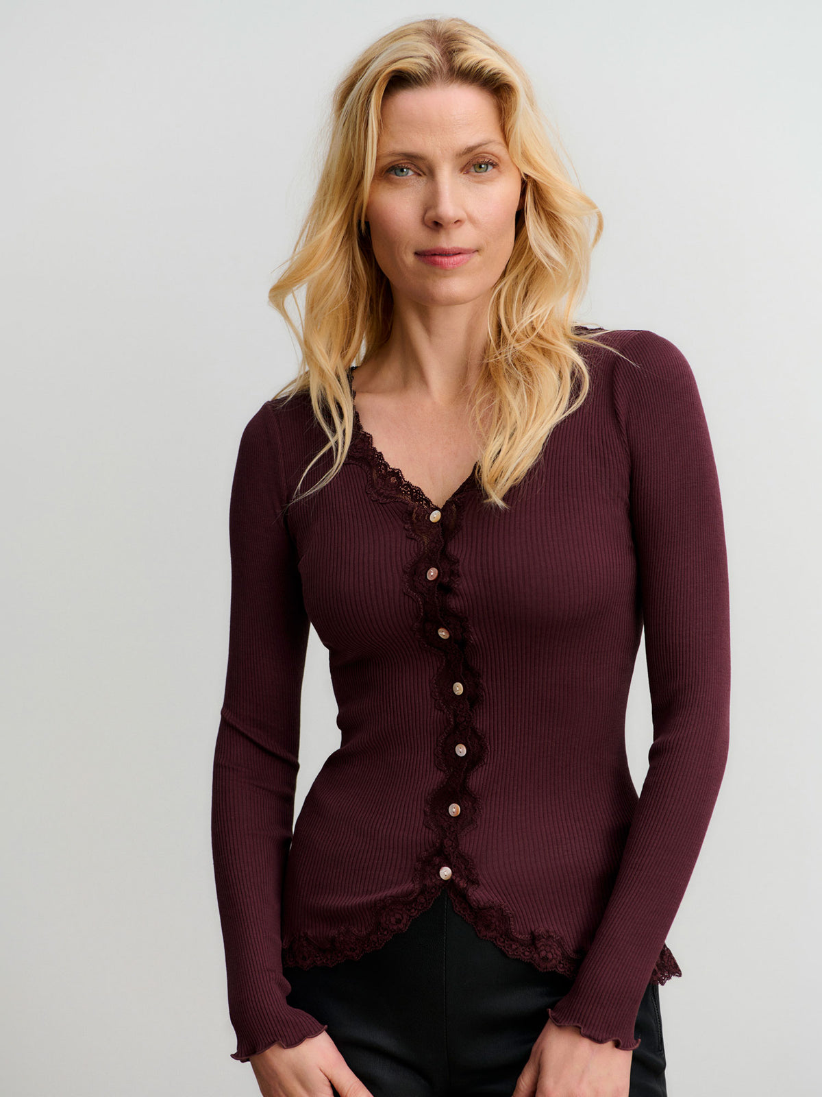 RWBabette silke-cardigan med lang erme, V-hals og blonder
