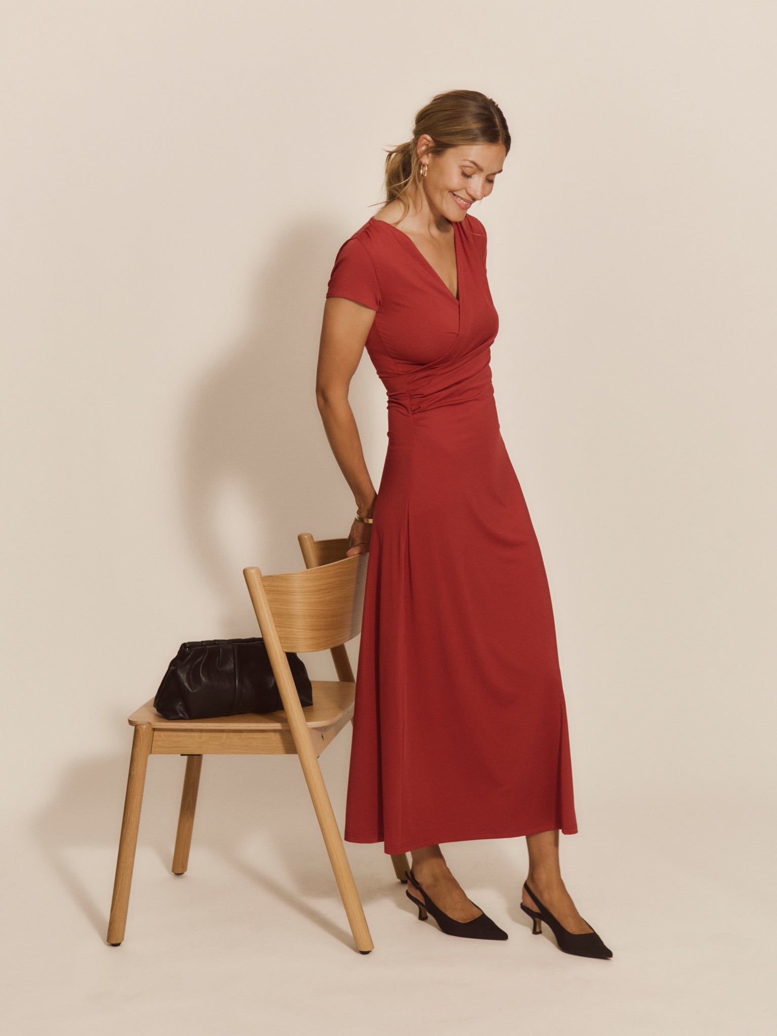 RWBillie – Langes Wickelkleid mit Flügelärmeln