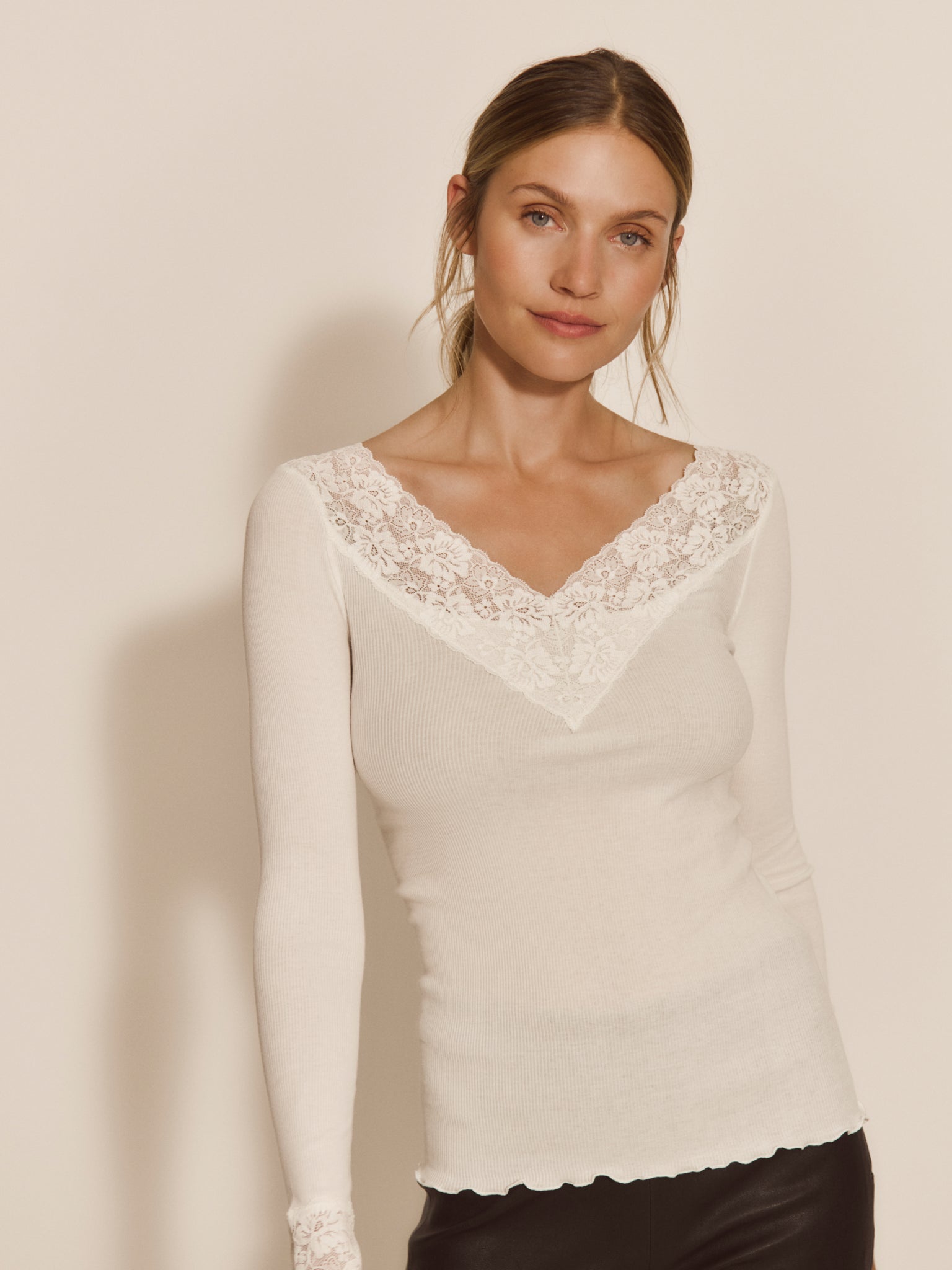RWBernadine Organic LS V-neck Lace T-shirt T-SHIRT LS Rosemunde Woman