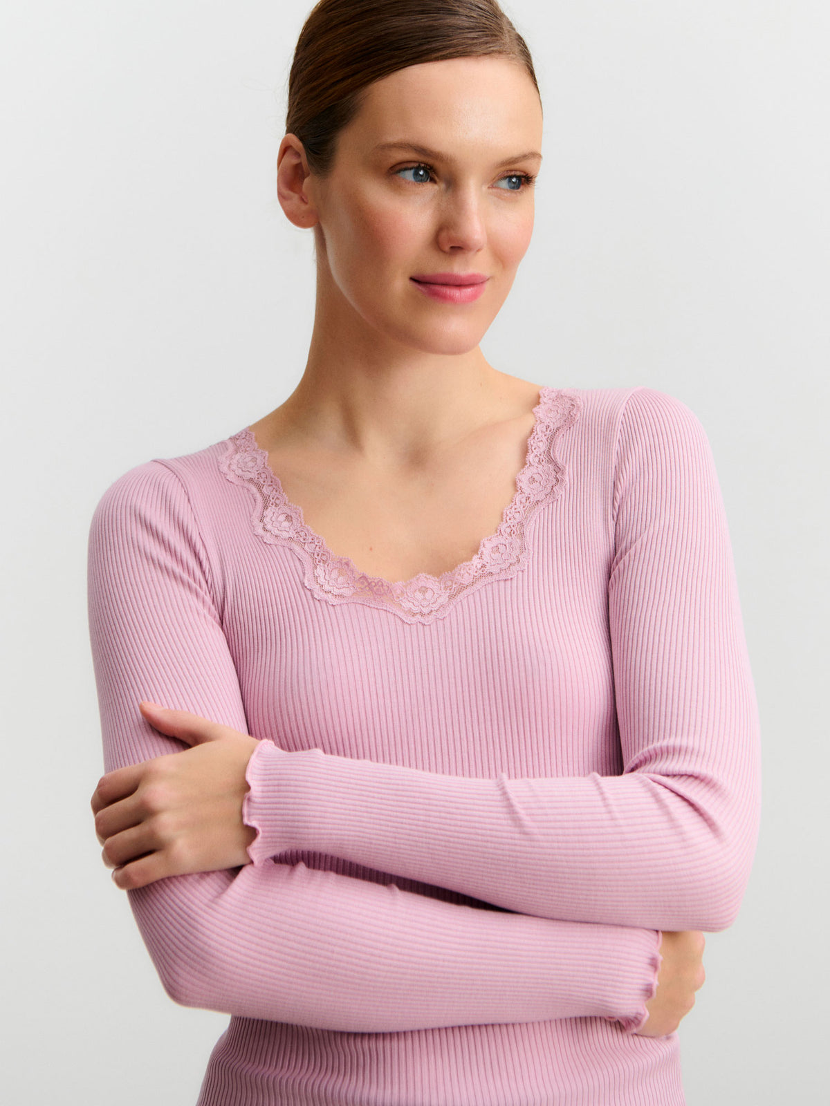 RWBabette silke-T-shirt med lang erme, U-hals og blonder