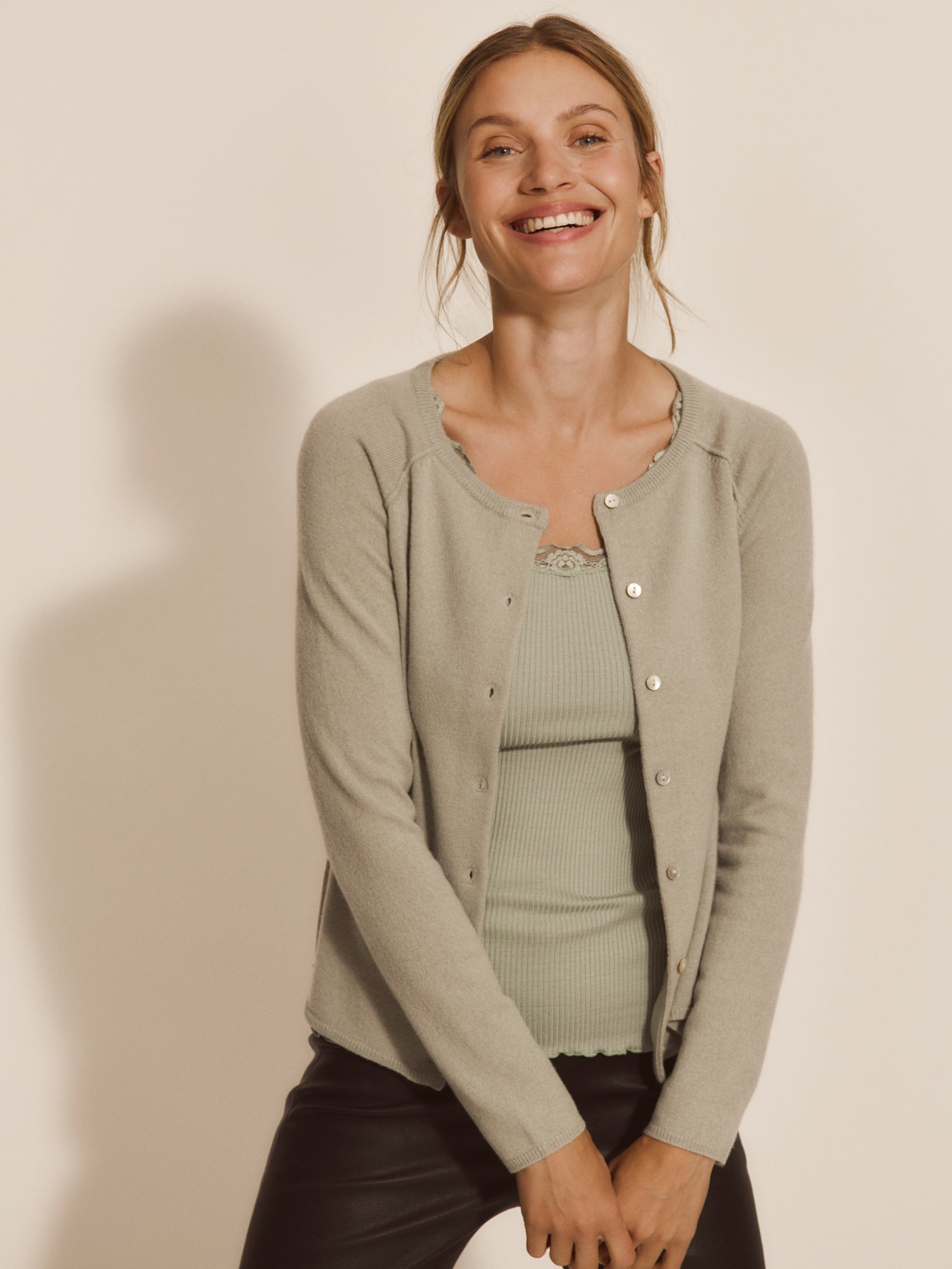 RWLaica kasjmier vest met lange mouwen, ronde hals en raglanmouwen