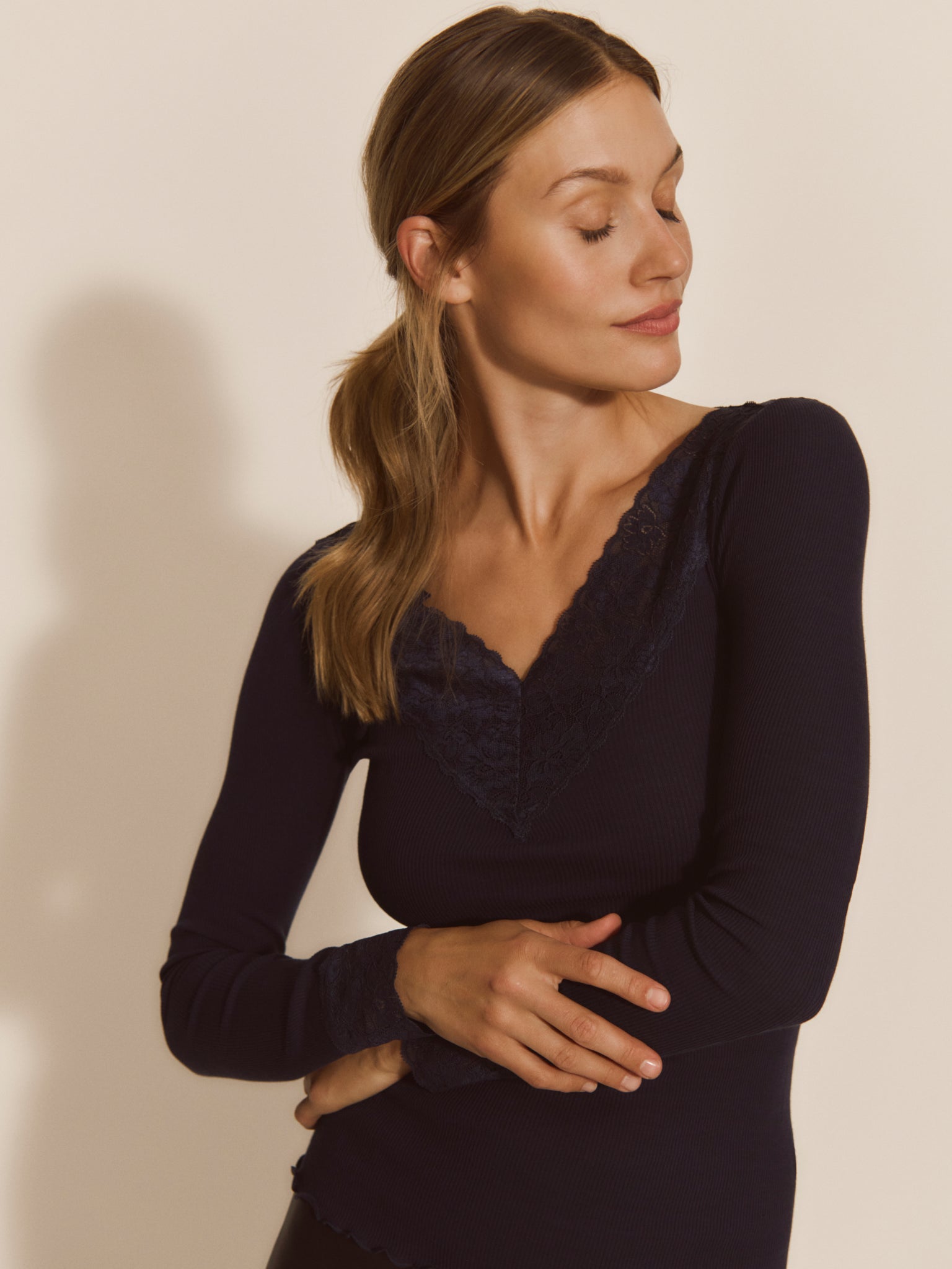 RWBernadine Organic LS V-neck Lace T-shirt