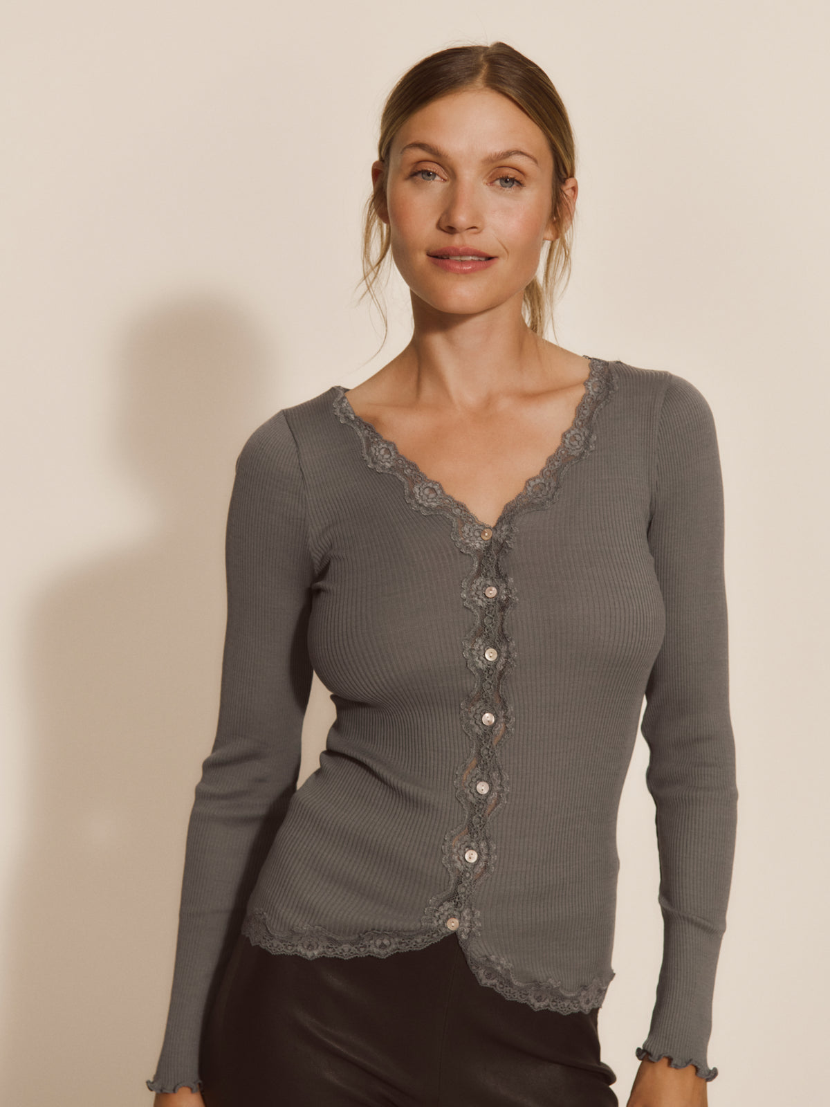 RWBabette silke-cardigan med lang erme, V-hals og blonder