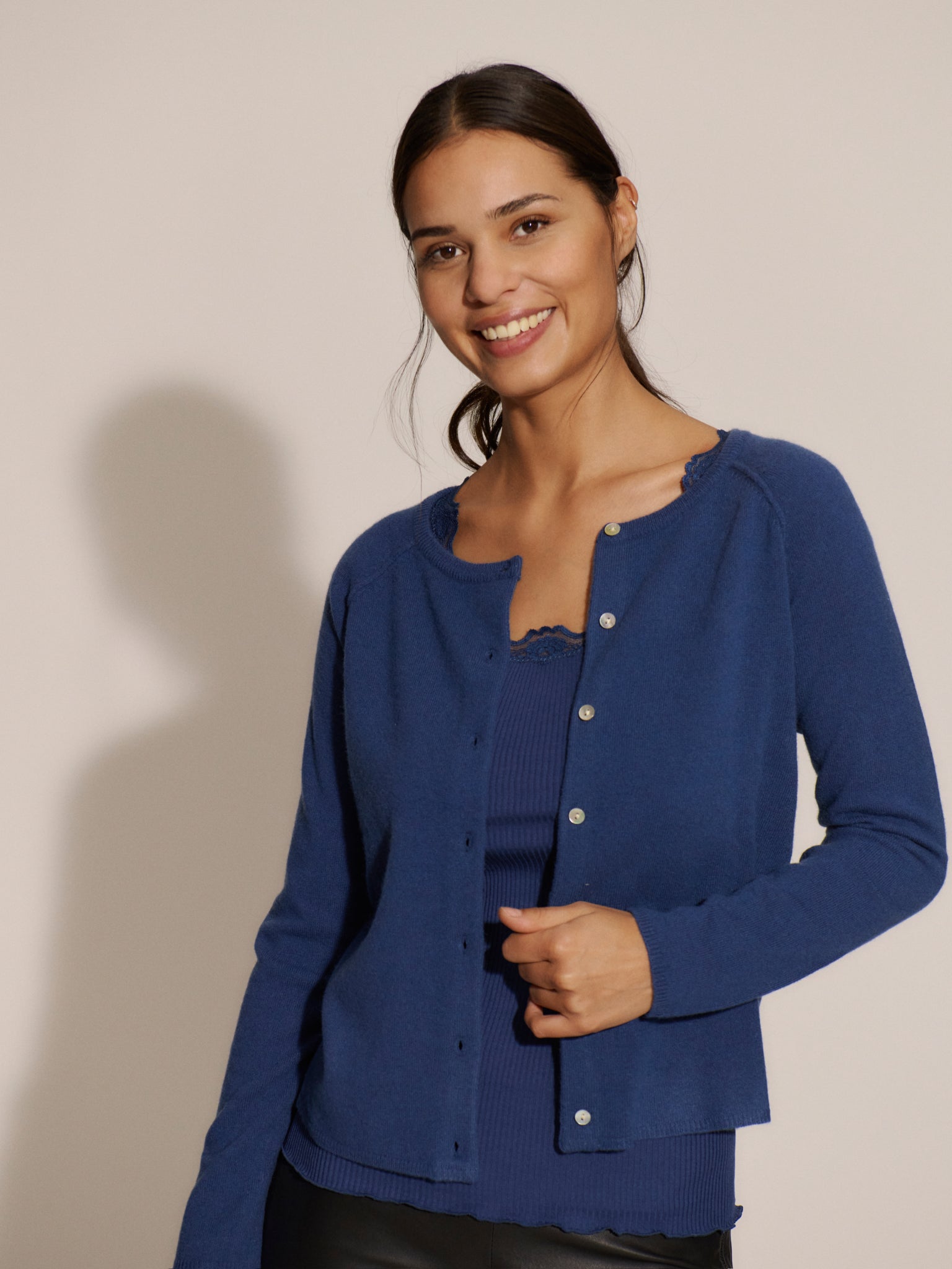 RWLaica kasjmier vest met lange mouwen, ronde hals en raglanmouwen